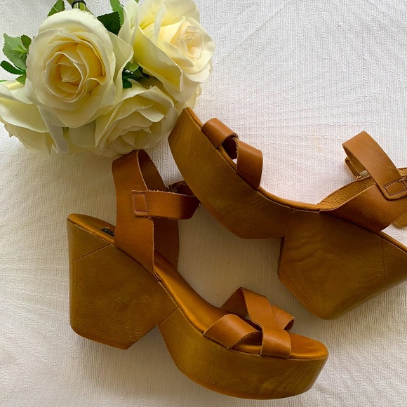 FOREVER NEW | Juniper Leather Wedges - Picture 4 of 8